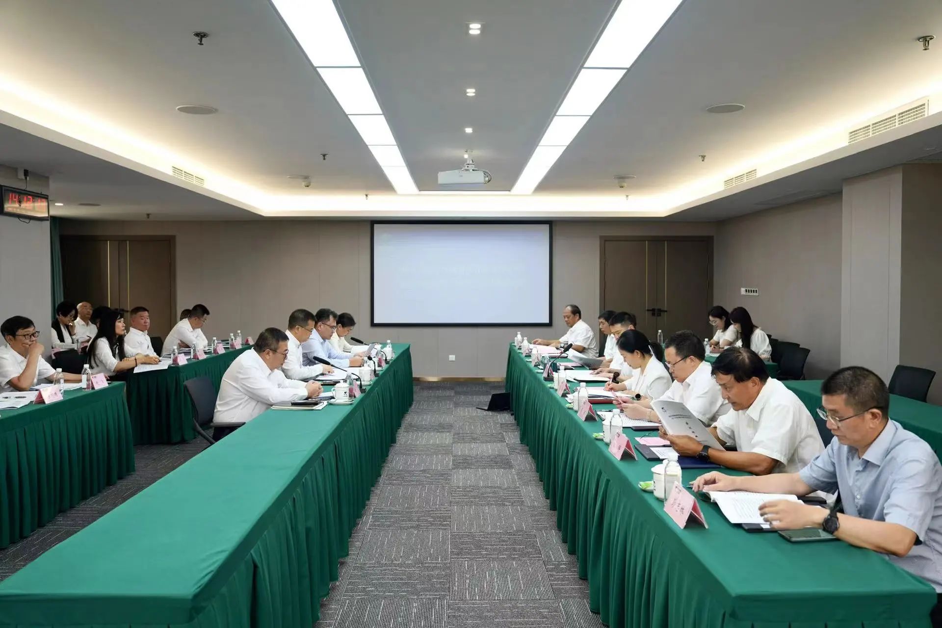 省尊龙凯时集团召开2023年度司理层向董事会述职报告会